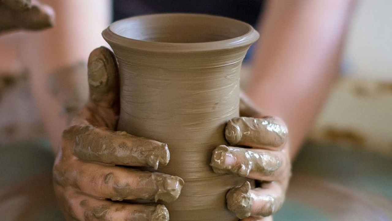 Olăritul, o tradiție moștenită în familia lui Adrian Onuță din Mirești: „Primii pași i-am făcut pe lut”