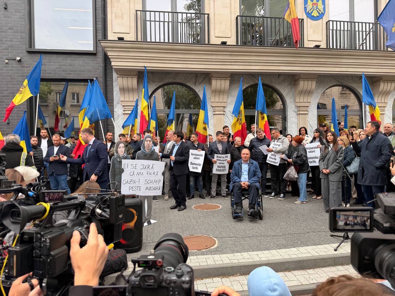 „Vom ajunge să umblăm pe la tomberoane”: Protest la ANRE împotriva noilor tarife la gaze și energia termică