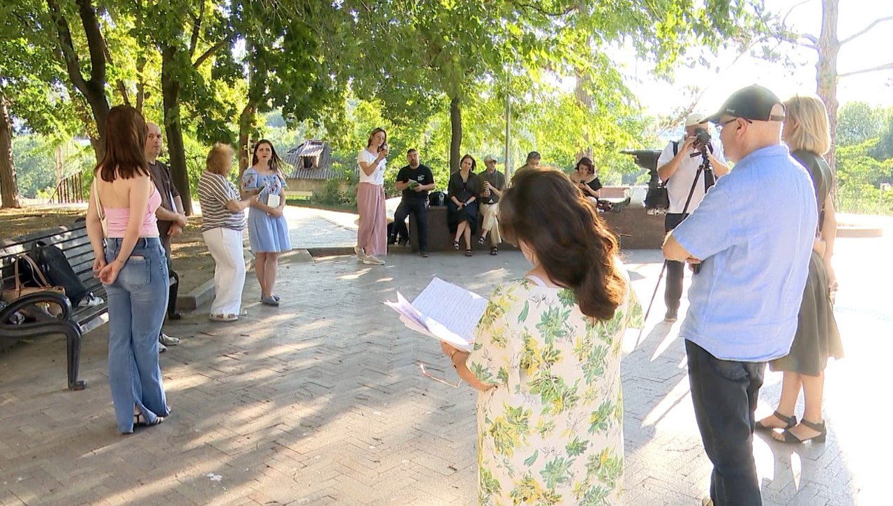 Atelier de creație și recital în aer liber: Cum s-a desfășurat Tabăra de literatură pentru tineri de la Chișinău