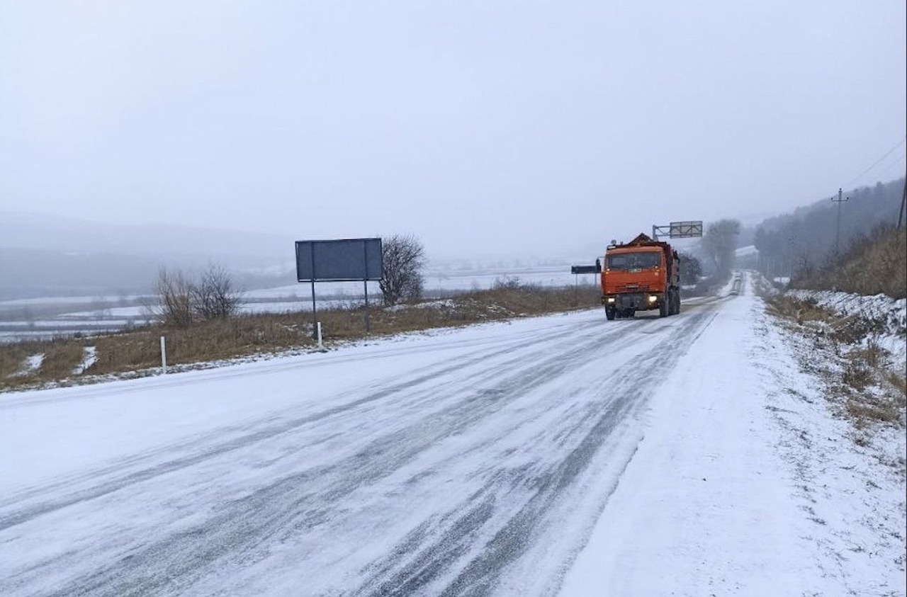 Se circulă în condiții de iarnă în Sudul și Nordul țării. În ultimele 24 de ore, șapte persoane au solicitat intervenția drumarilor