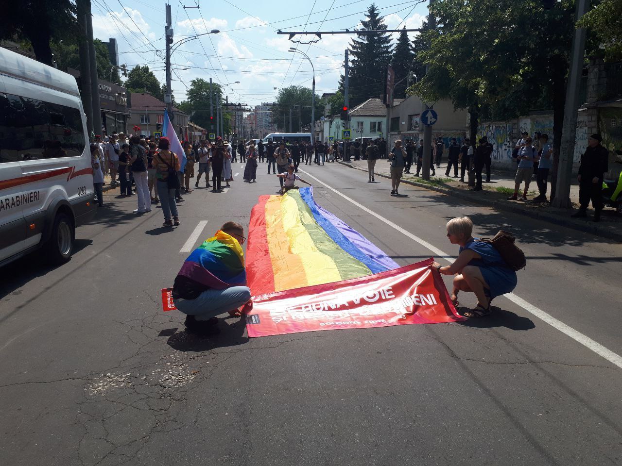 Comunitatea LGBT organizează marșul Moldova Pride în Chișinău. Mai mulți preoți și enoriași protestează