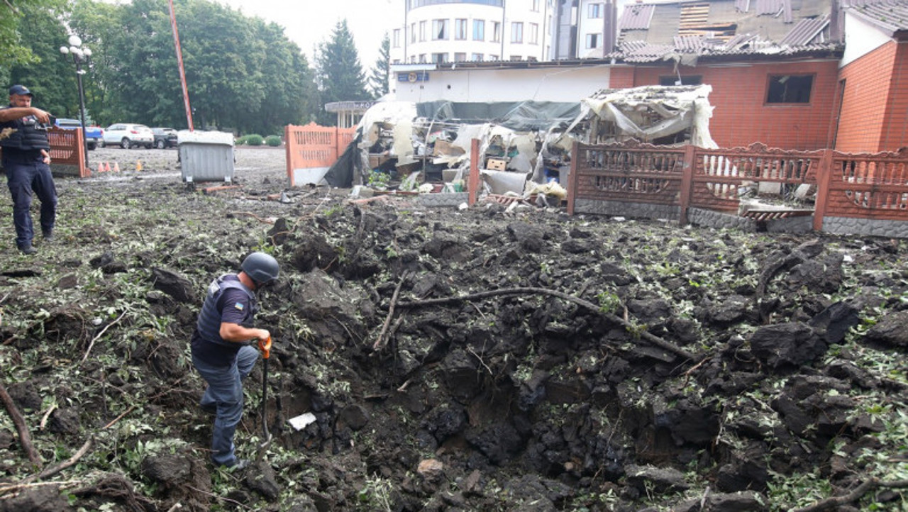 Russians launched new "massive" attacks in Ukraine. Explosions have been reported from Odessa and Kharkiv, and the Zaporozhye power plant disconnected from the grid