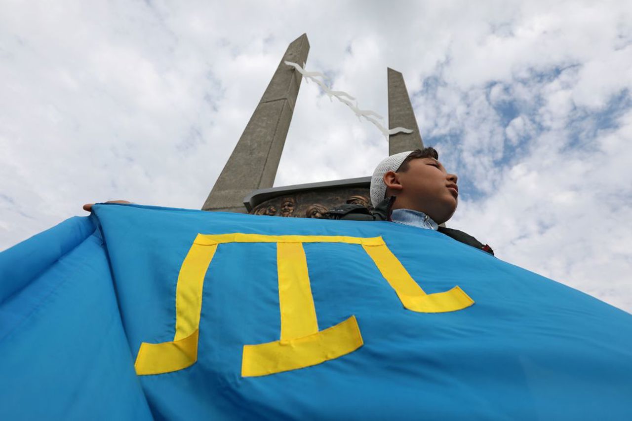 Steagul tătarilor crimeeni, motiv de reținere: Trei coordonatori ai unui ansamblu, opriți de poliție la Sankt Petersburg