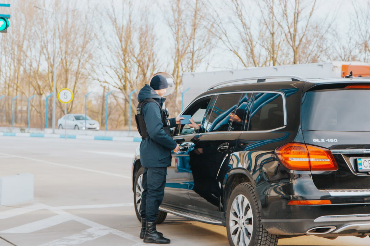 Doi cetățeni străini au încercat să intre în țară cu acte false