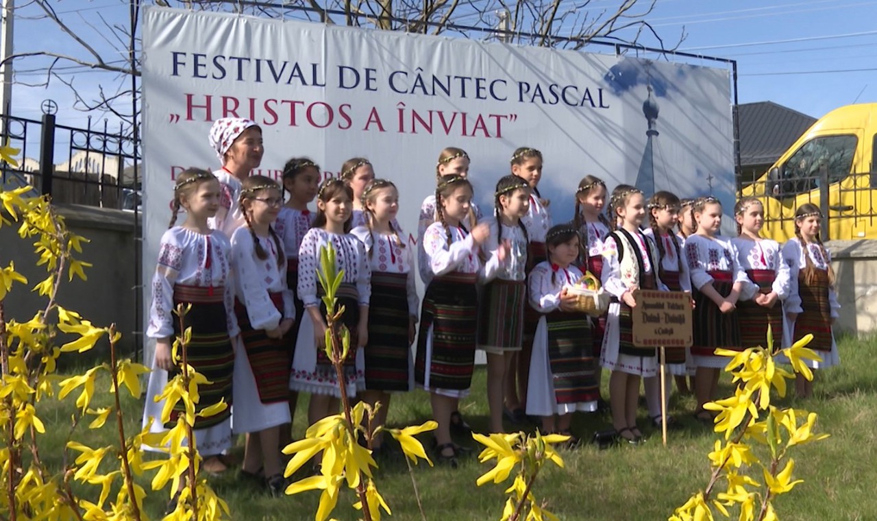 Cântece pascale au răsunat la festivalul „Hristos a Înviat” de la Dănceni, ajuns la a șaptea ediție