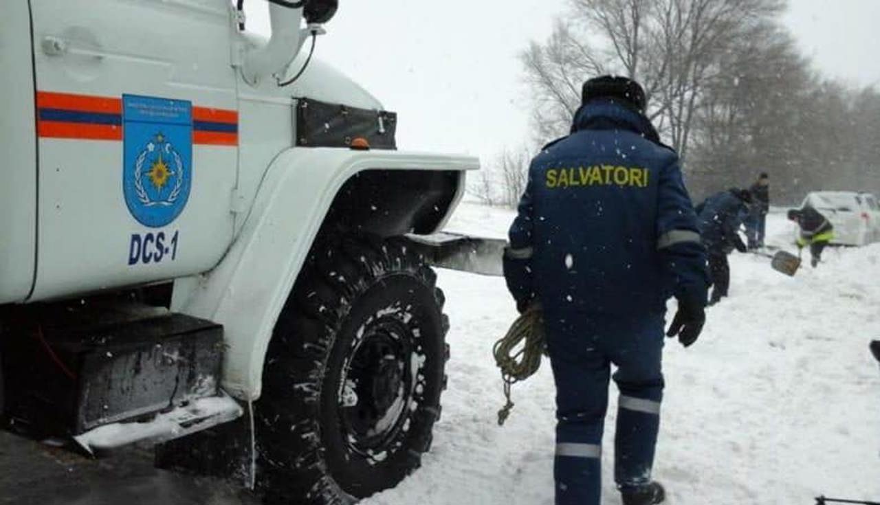 На юге страны в снегу застряли машина скорой помощи и два микроавтобуса. Спасатели пришли на помощь