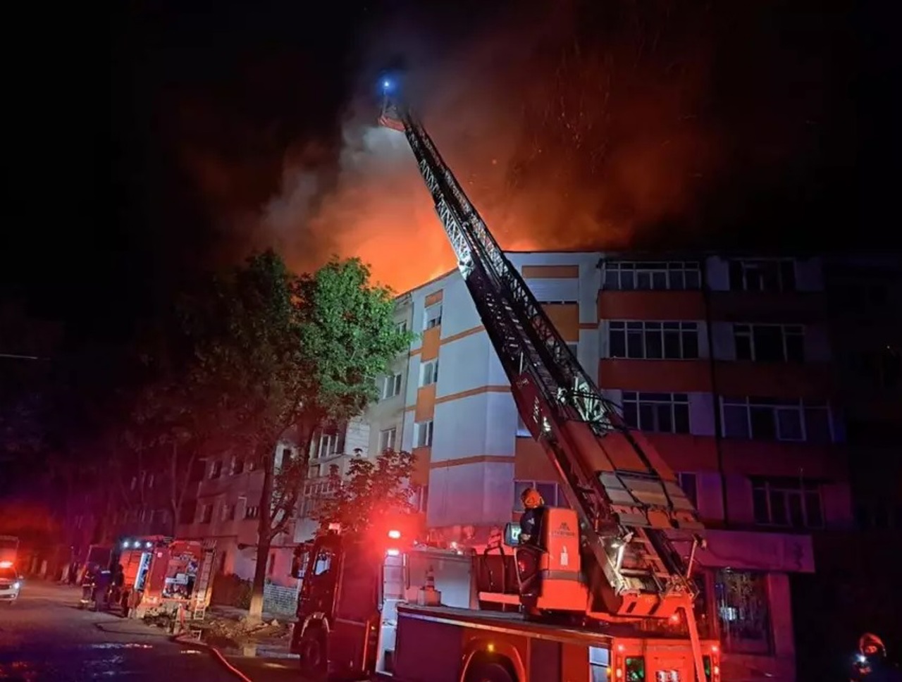 România: Incendiu puternic la un bloc din Bârlad. Peste 300 de oameni, evacuați