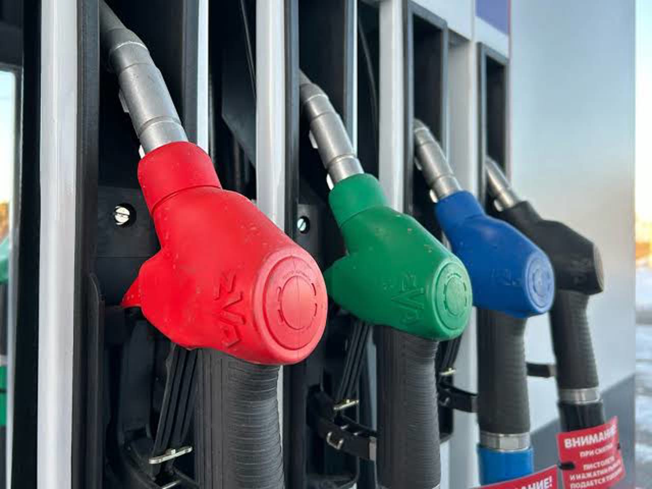 Крупные сети АЗС в Москве ввели ограничения на продажу топлива, перевозчики сообщают о сбоях