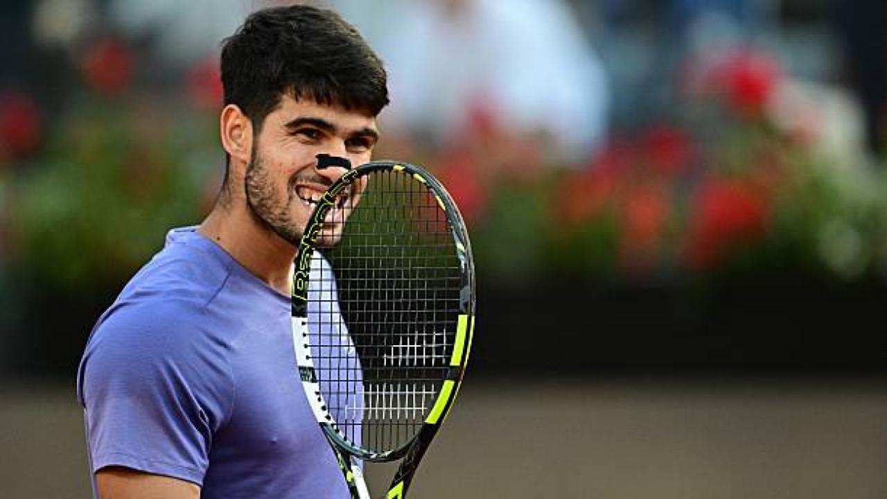 Alcaraz beats Sinner, favorite for Roland Garros