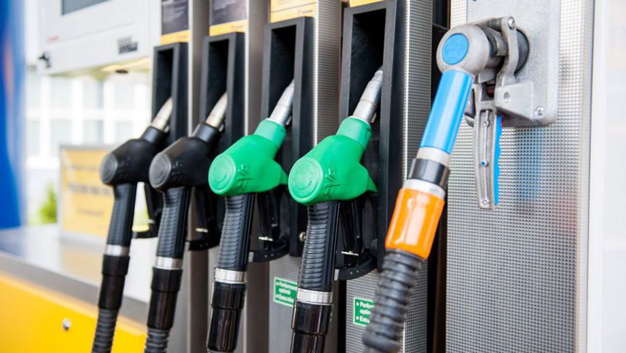 Prețul motorinei, mai mare decât al benzinei: Cot vor costa carburanții în weekend