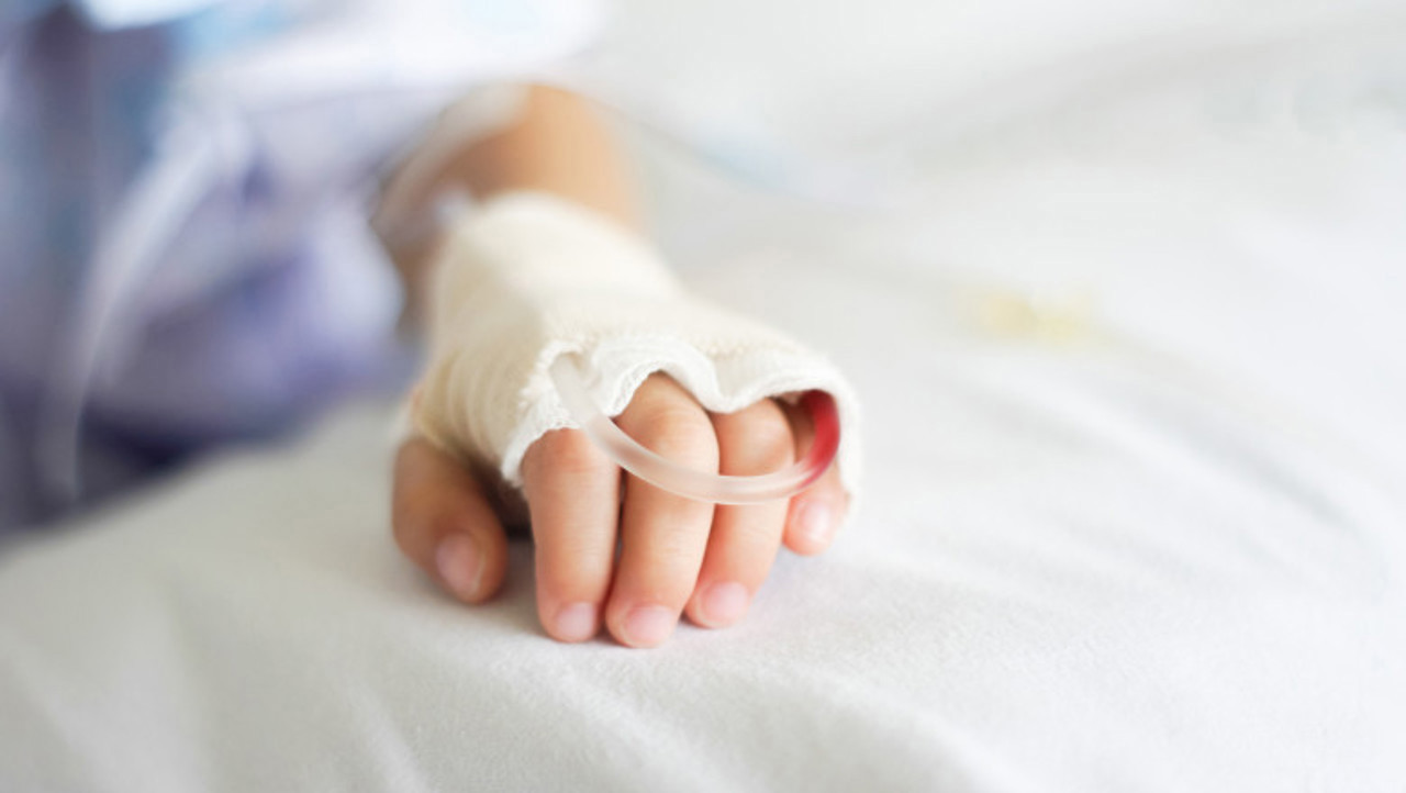 Accidentul de lângă Făgureni: Fetița de șase ani a murit la spital, după ce mașina condusă de mama acesteia s-a răsturnat