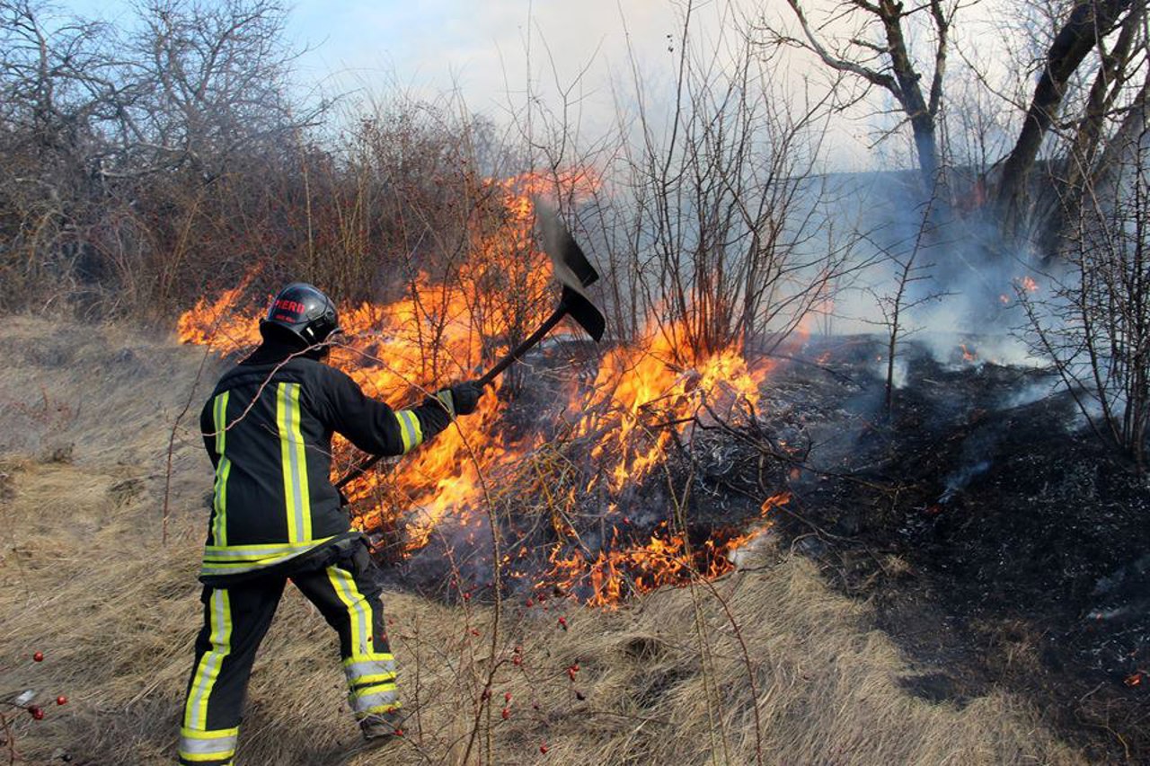 Incendiu în raionul Ungheni: Un bărbat a suferit arsuri și a fost dus la spital