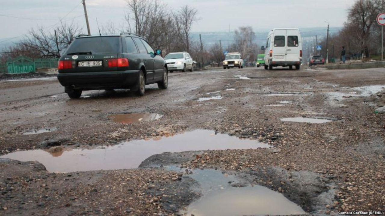 Дороги в Кишинэу ухудшились после работы уборочной техники, власти обещают  масштабный ремонт после завершения холодного сезона