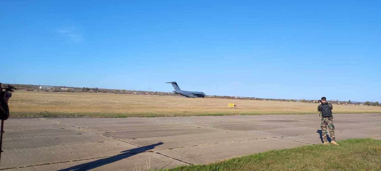 Exercițiul „Aurochs Partner 2023”//O aeronavă militară NATO a aterizat pe aeroportul Internațional Mărculești