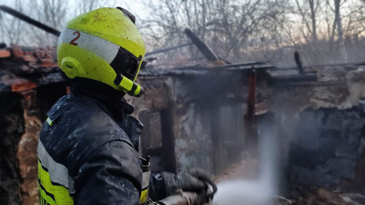 Incendiu în sectorul Buiucani: pompierii au intervenit la o casă părăsită