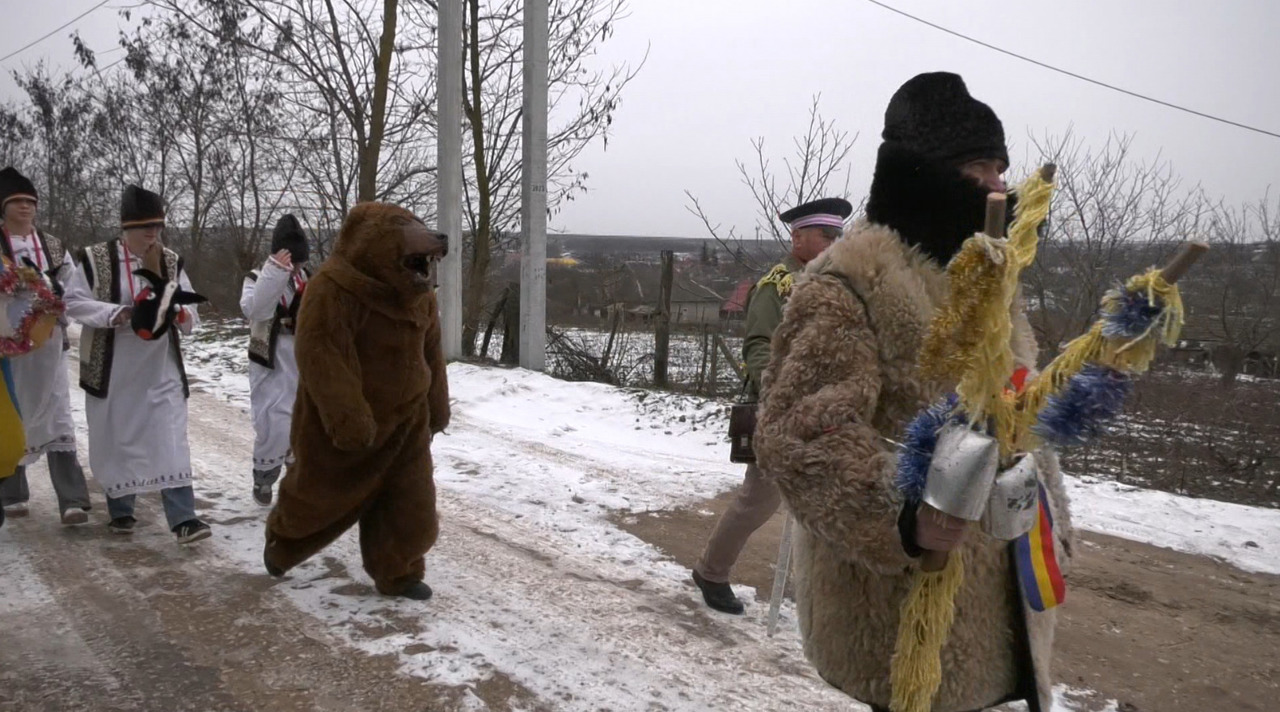 Feștelița, satul unde Ursul, Capra și Caii merg în aceeași ceată