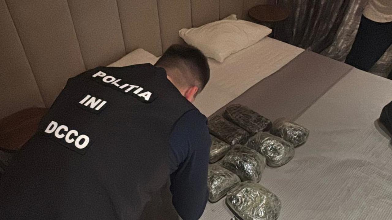 Droguri în valoare de peste cinci milioane de lei, ascunse într-o cameră de hotel din raionul Anenii Noi: patru persoane, reținute
