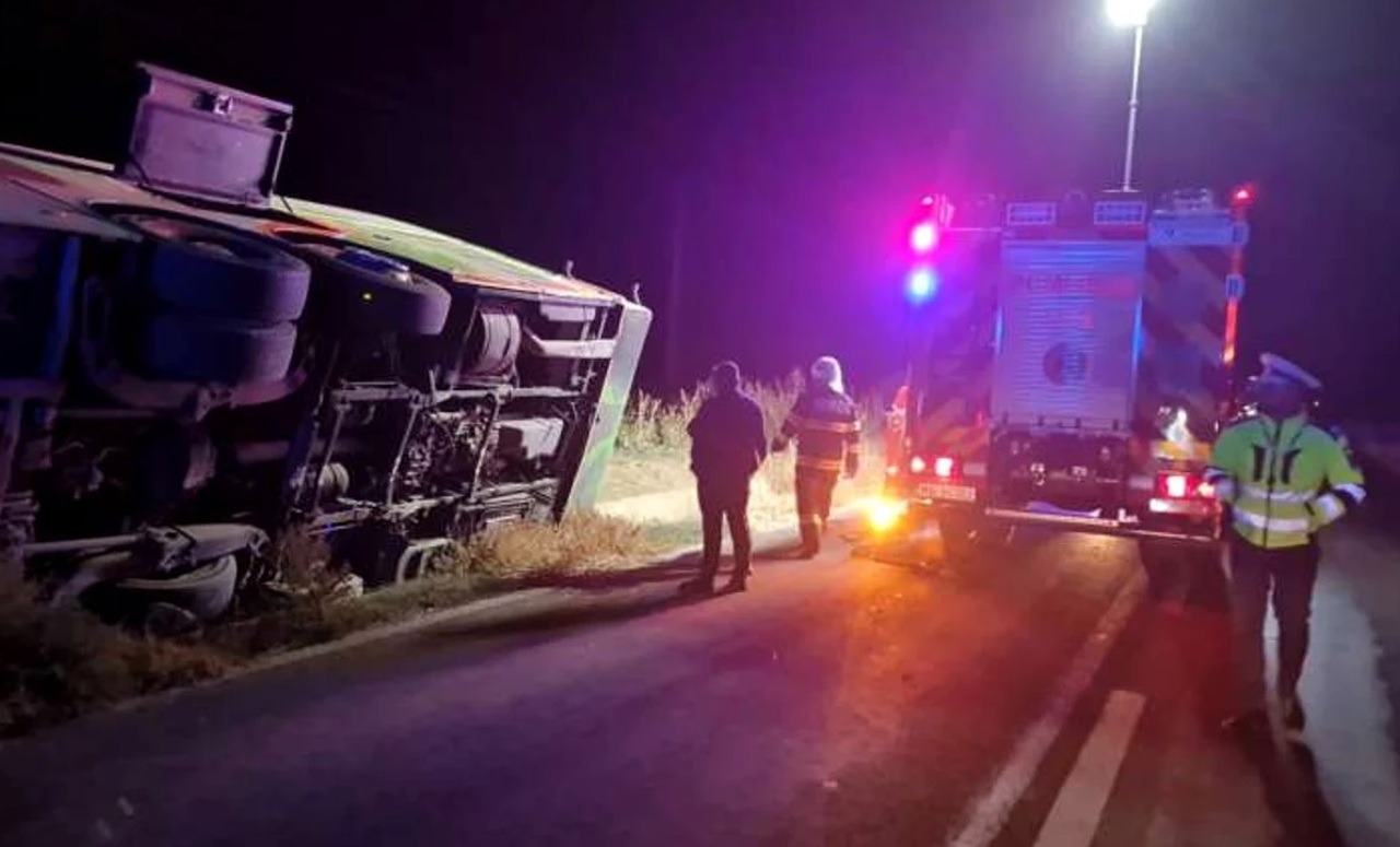 România: Un autocar cu zeci de pasageri s-a răsturnat. Cinci persoane au fost rănite