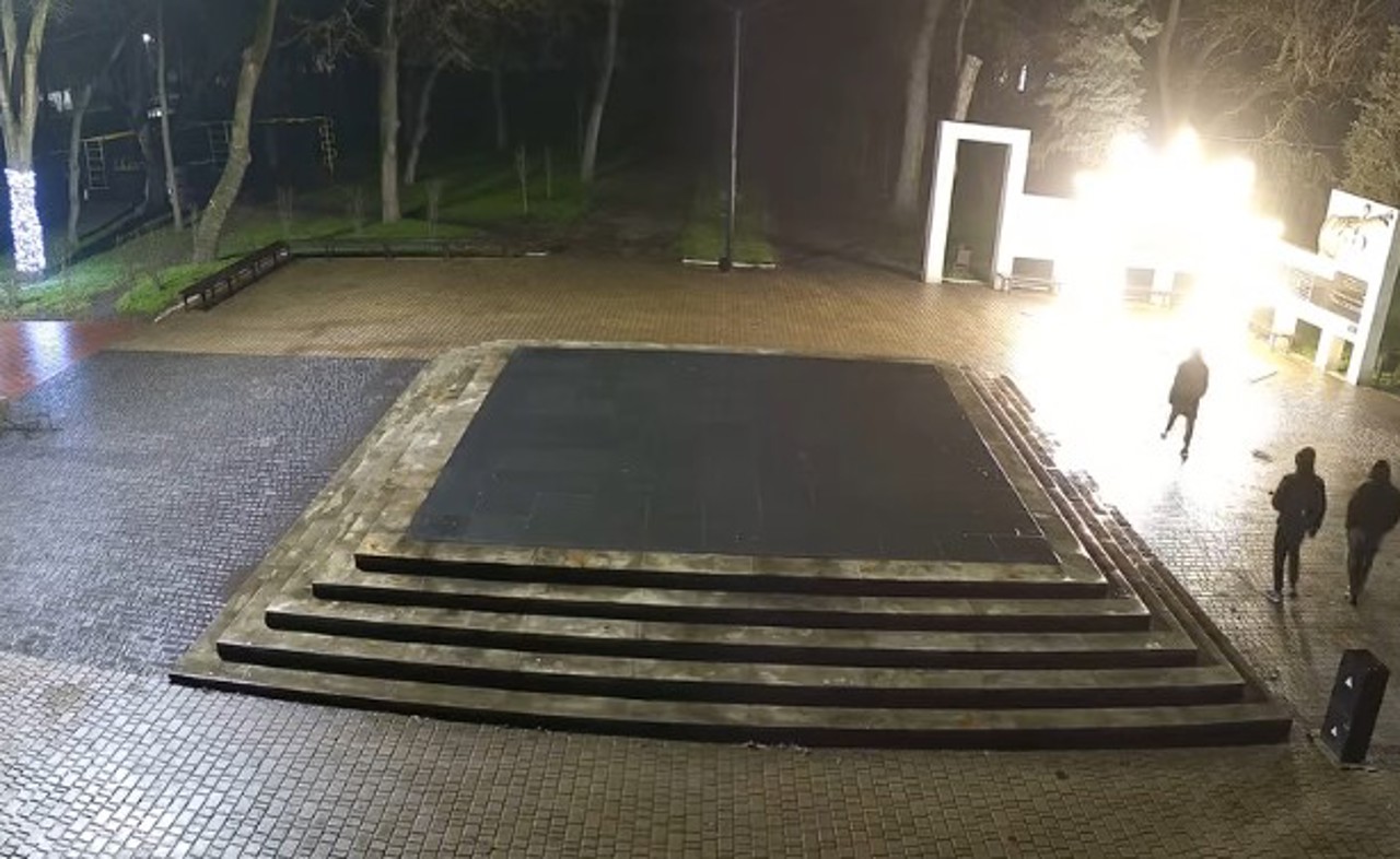 Iluminatul festiv din Parcul „Mihai Volontir” din Bălți a fost distrus. Trei persoane, căutate de poliție 