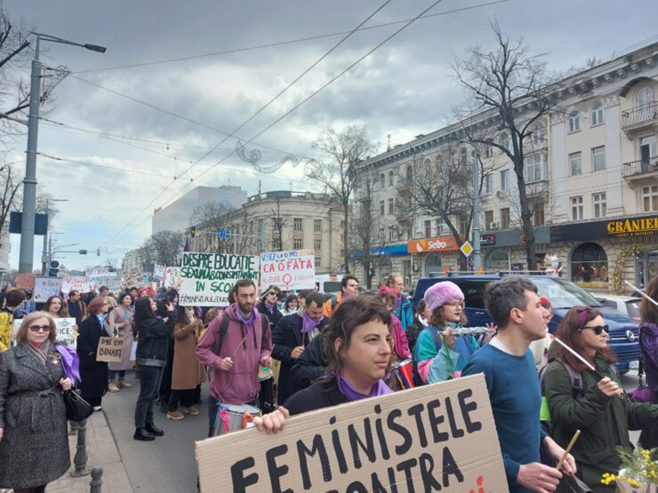 Marș feminist în centrul Chișinăului. Participanții au protestat în fața Ambasadei Rusiei