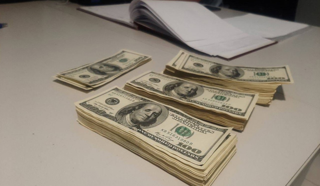 Иностранная гражданка пыталась незаконно вывести 27 тысяч долларов США из Республики Молдова
