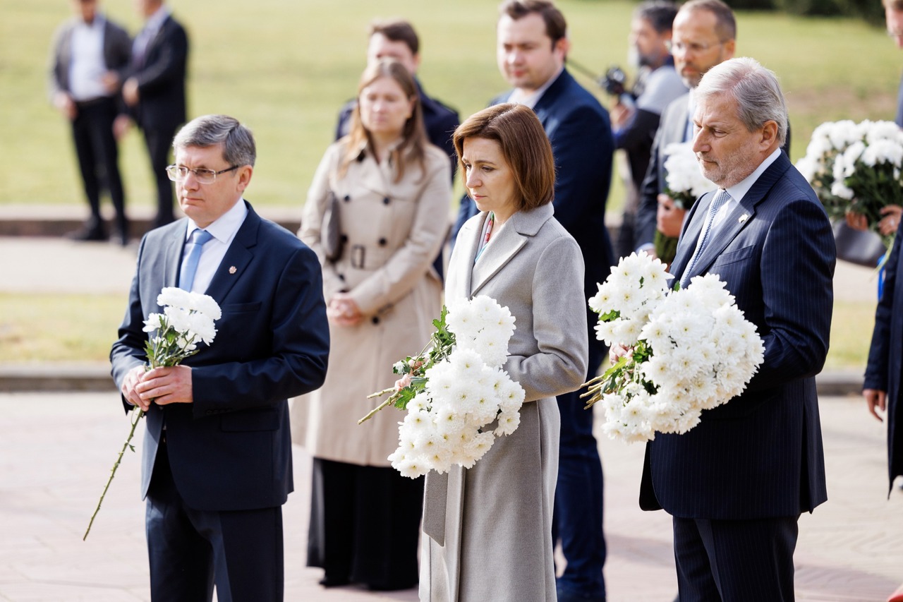 FOTO Depuneri de flori la Complexul Memorial „Eternitate”: Oficiali moldoveni și europeni comemorează victimele războiului și celebrează pacea în Europa