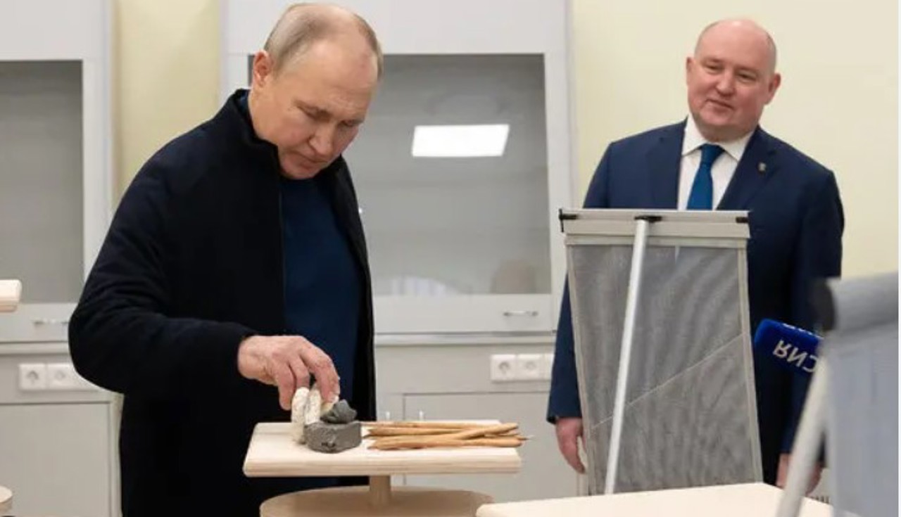 Putin went on a surprise visit to Mariupol, the first since the beginning of the war
