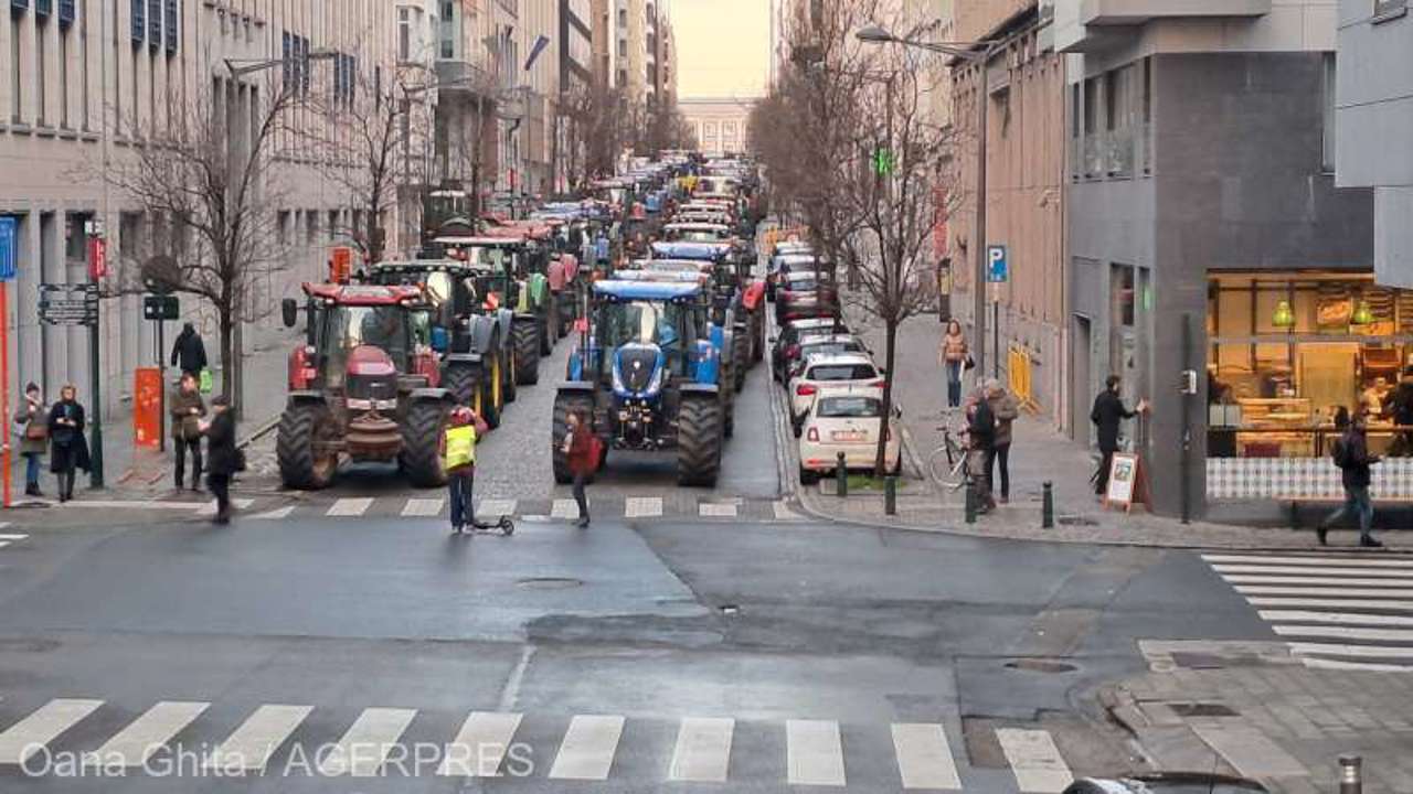 Sute de tractoare blochează străzile din Bruxelles