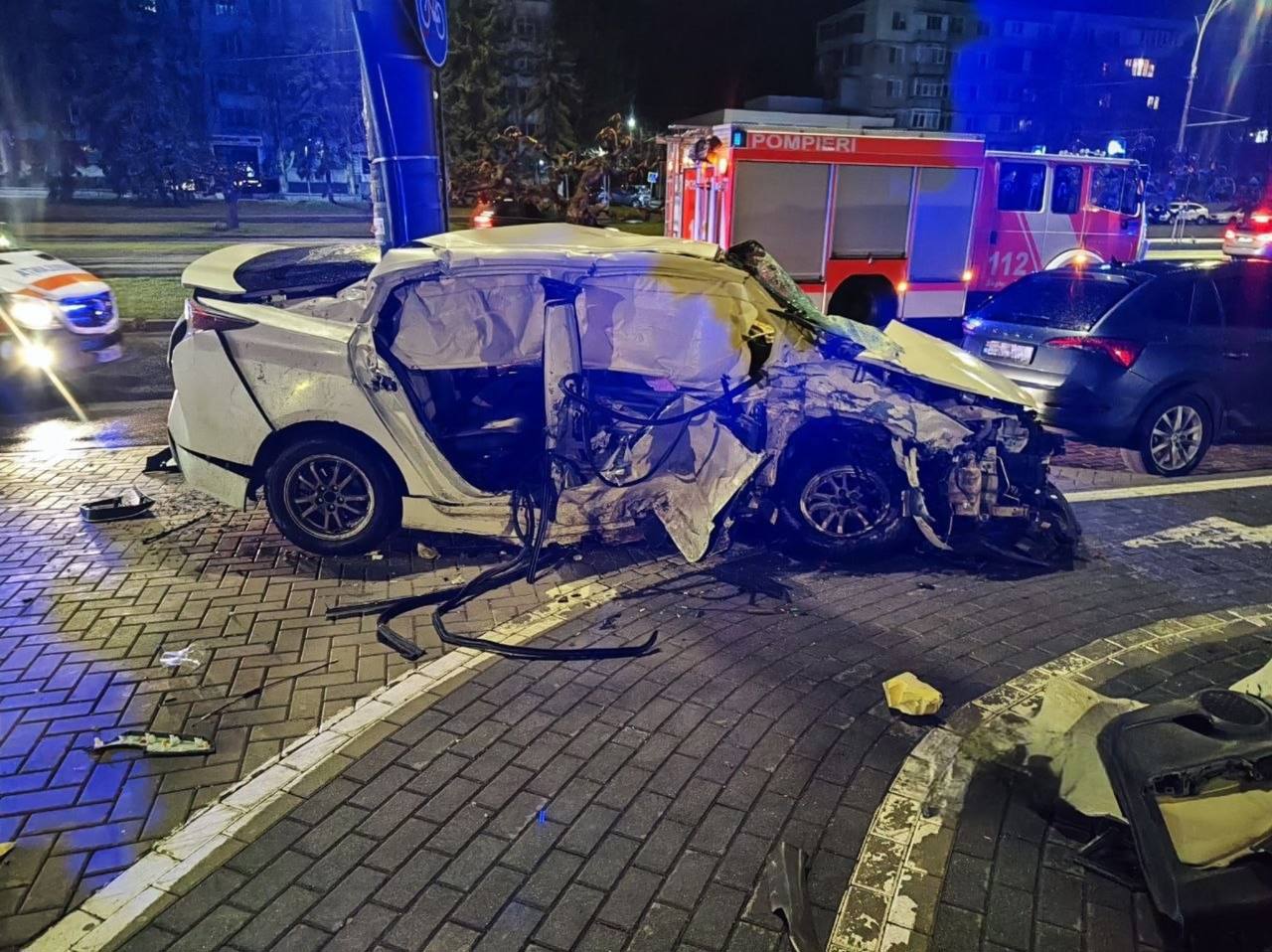 Două mașini s-au ciocnit în capitală: Șofer de taxi și un pasager, transportați la spital