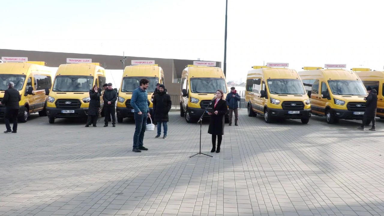Elevii din 13 raioane vor beneficia de transport modern: 23 de microbuze noi, repartizate școlilor