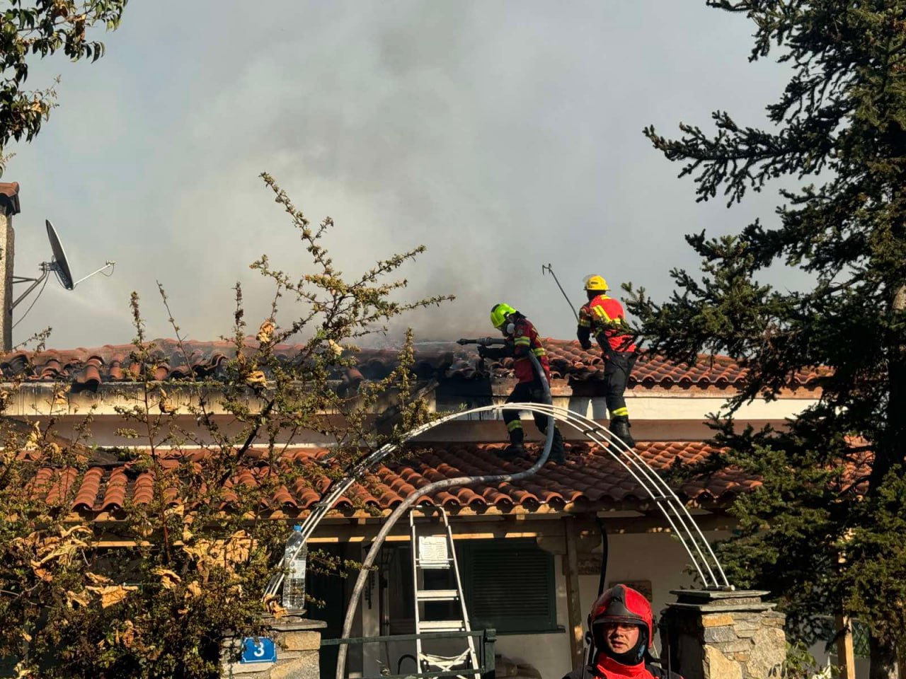 Incendii de vegetație în Grecia. Pompierii moldoveni detașați în Republica Elenă au salvat trei persoane 