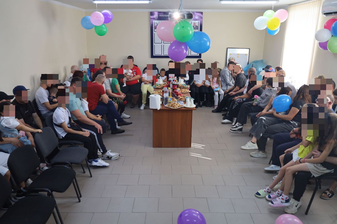 Tații din spatele gratiilor: Deținuții le-au oferit ghiozdane copiilor lor de 1 septembrie
