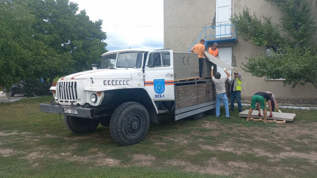 Жители севера и центра страны продолжают получать помощь после июльской непогоды