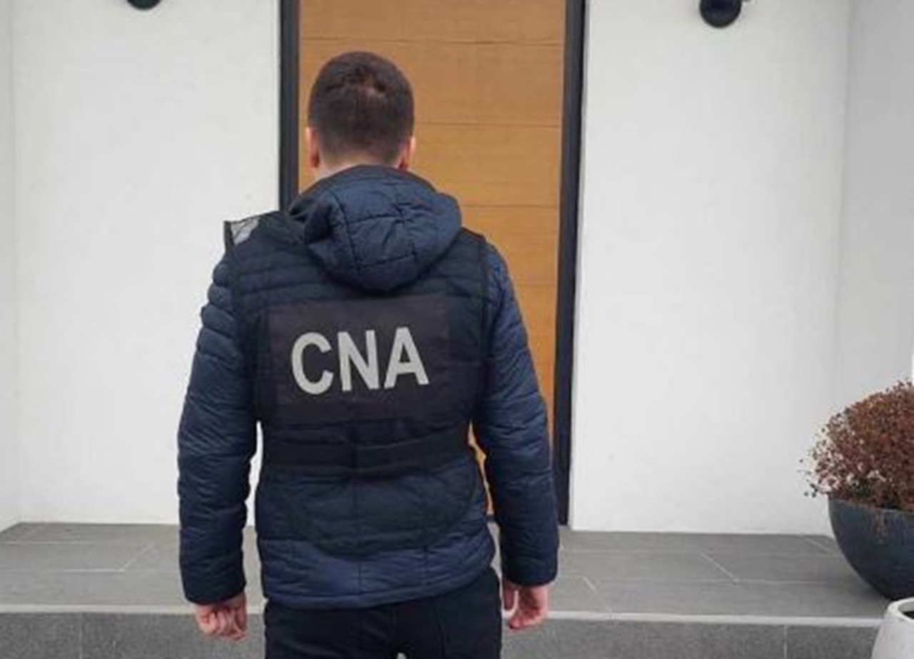 FOTO // Percheziții la doi foști funcționari publici, cercetați penal pentru fals în acte