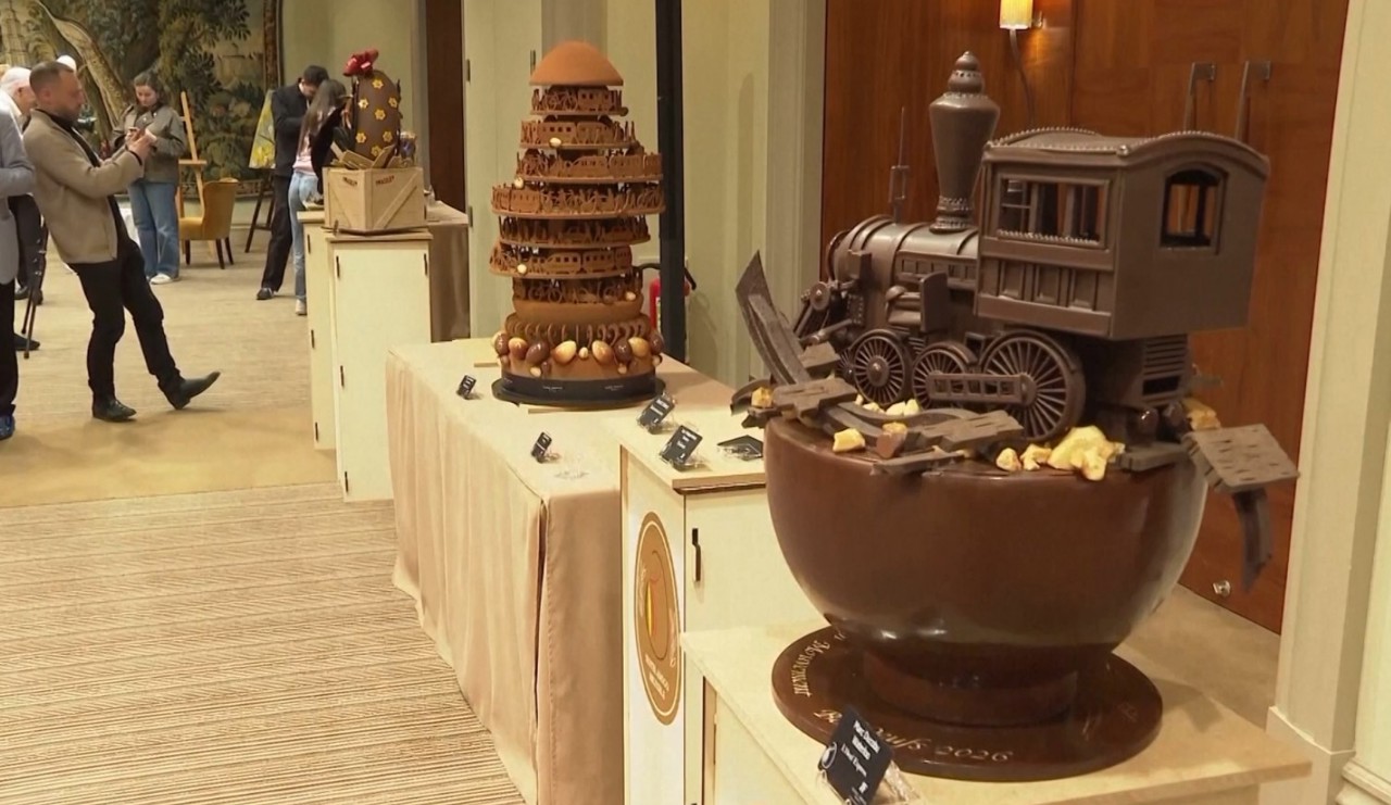 La Bruxelles, ciocolata este transformată în adevărate creații artistice. Banii, donați pentru lupta împotriva cancerului  