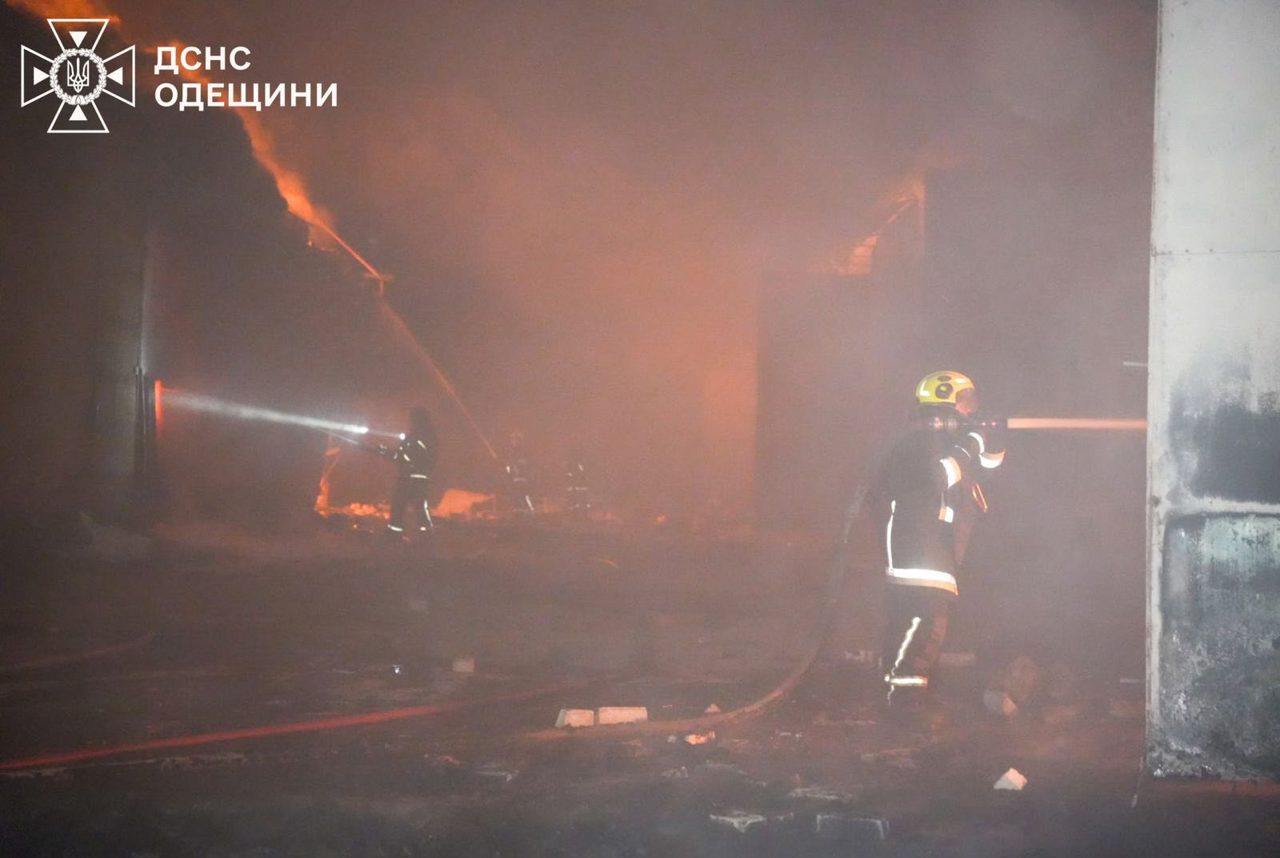 Sumî și Odesa, vizate de noi atacuri rusești: depozite și clădiri afectate de incendii