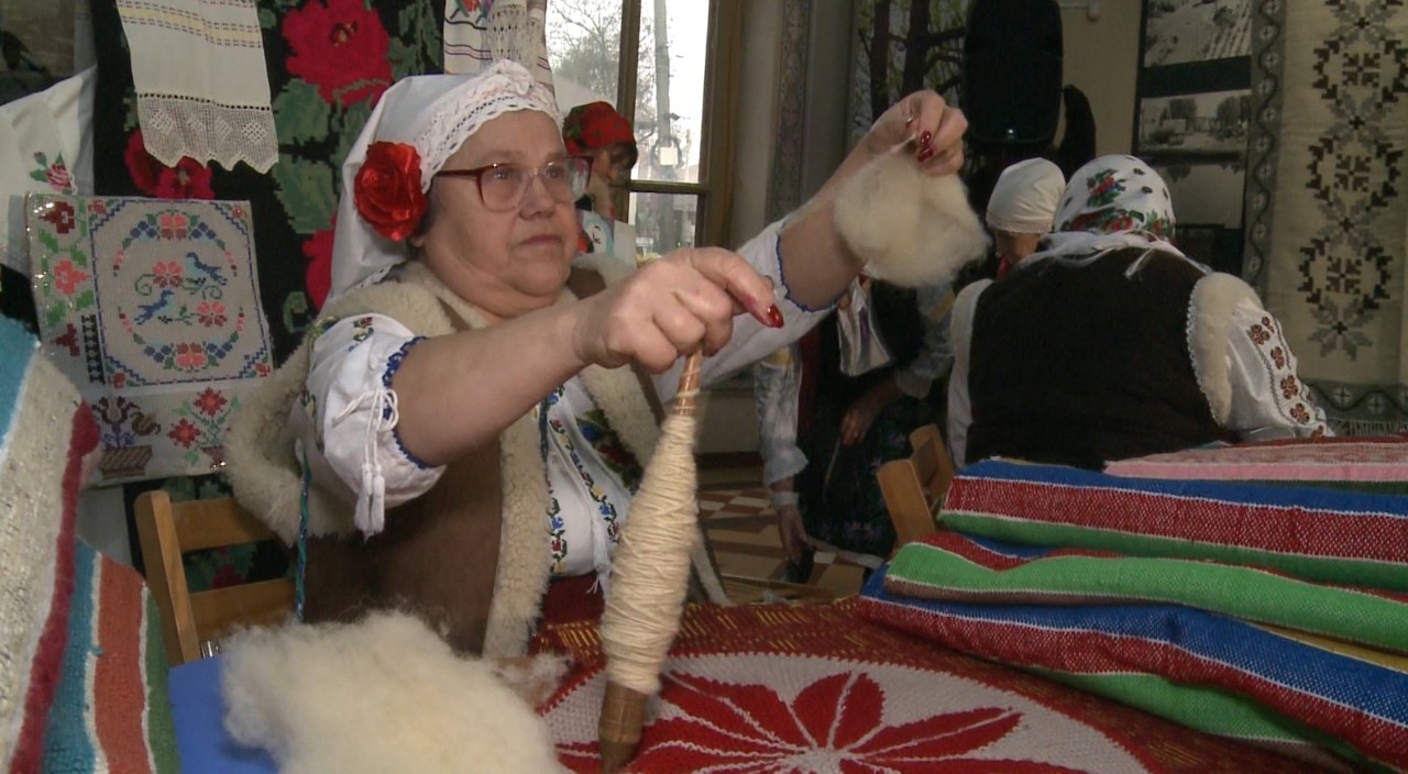 Târgul „Covorul Dorului” a reunit meșterii populari din mai multe regiuni ale țării 