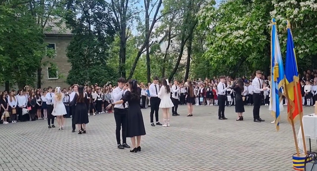 Ultimul sunet în școlile cu predare în limba română din regiunea transnistreană - fără restricții și cu intonarea imnului de stat 