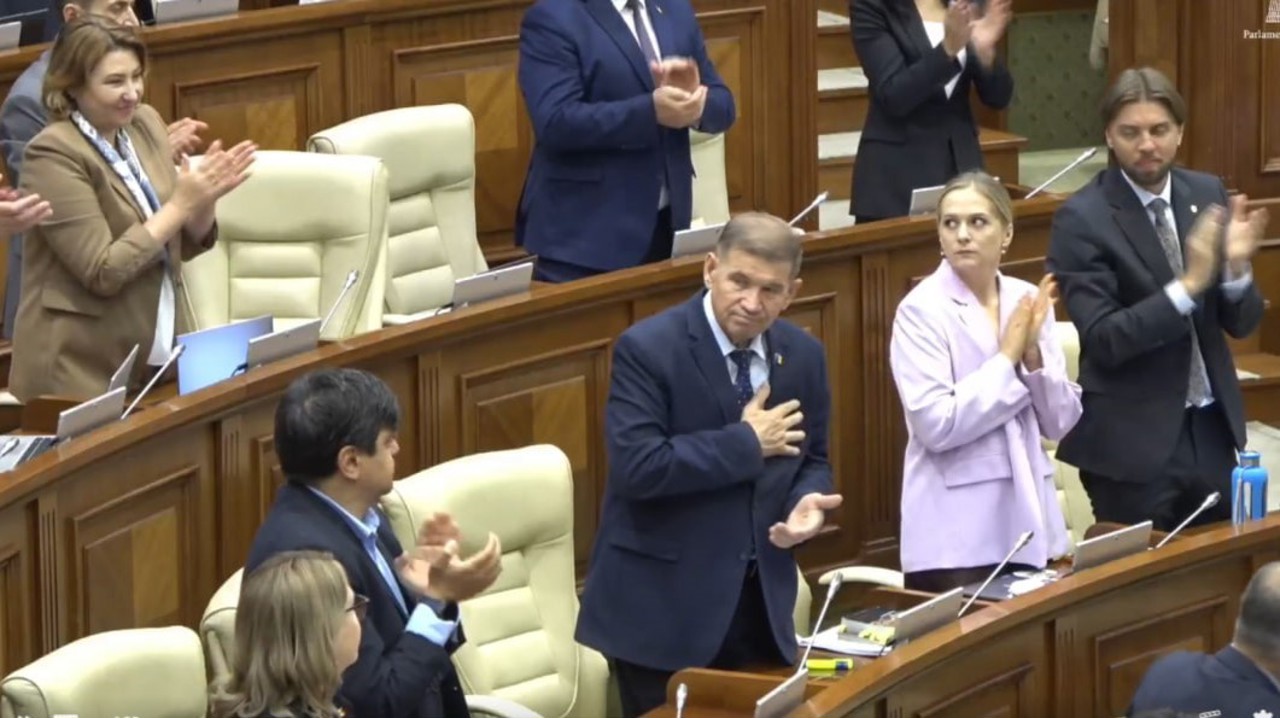 Mihail Druță, aplaudat în Parlament: „Sunteți părinții fondatori ai acestui stat”