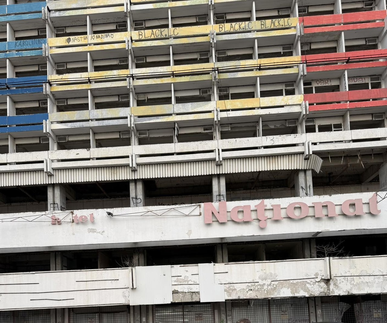 Intrările în clădirea fostului Hotel „Național” au fost blocate: urmează instalarea camerelor de supraveghere 