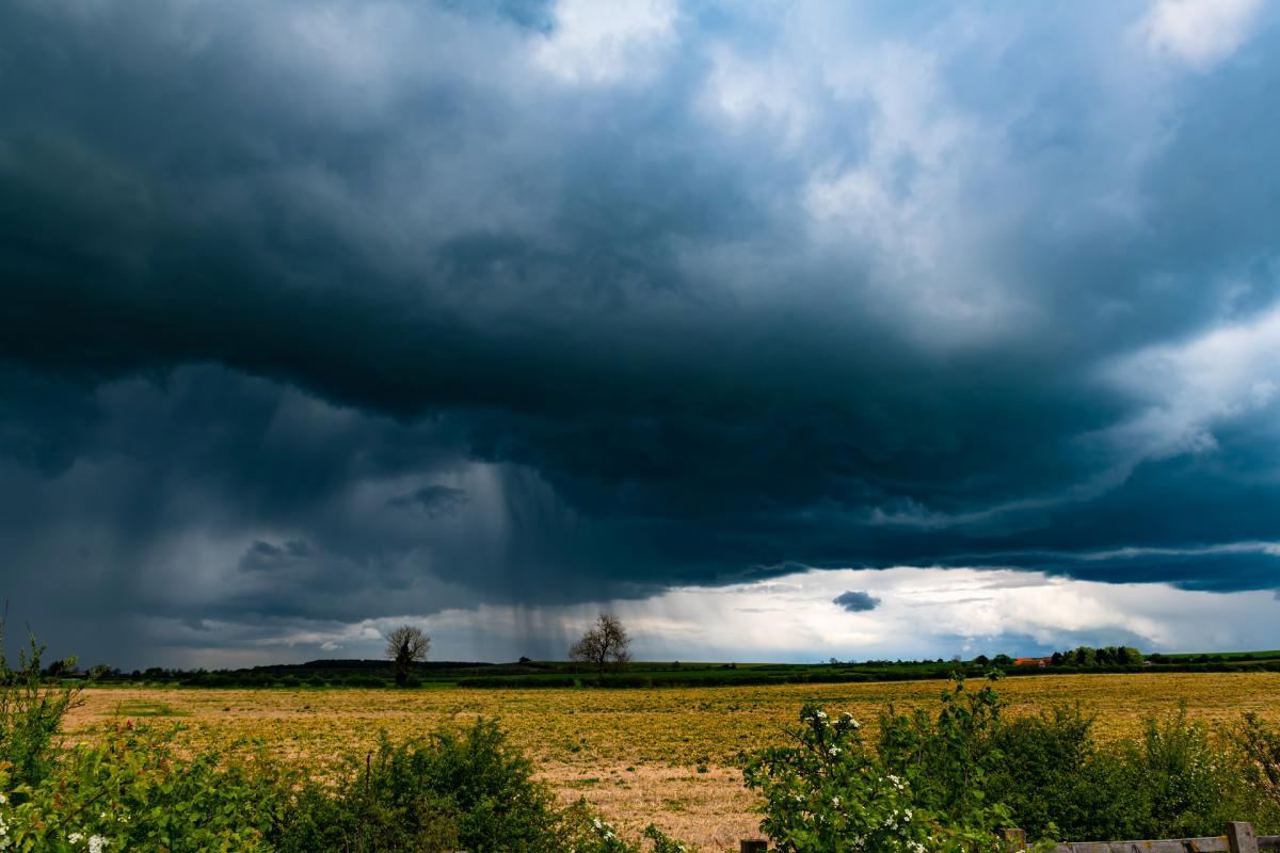 Vreme instabilă în R. Moldova: meteorologii au emis Cod galben de ploi puternice, grindină și vijelii