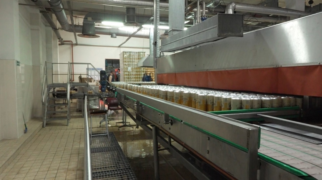 Sting lumina în încăperile neutilizate și reduc consumul de apă, printre măsurile unor întreprinderi pentru a economisi 