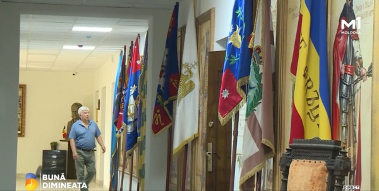 Colecție unică: Zeci de replici ale drapelelor istorice ale Moldovei, expuse la Muzeul Serviciului Vamal