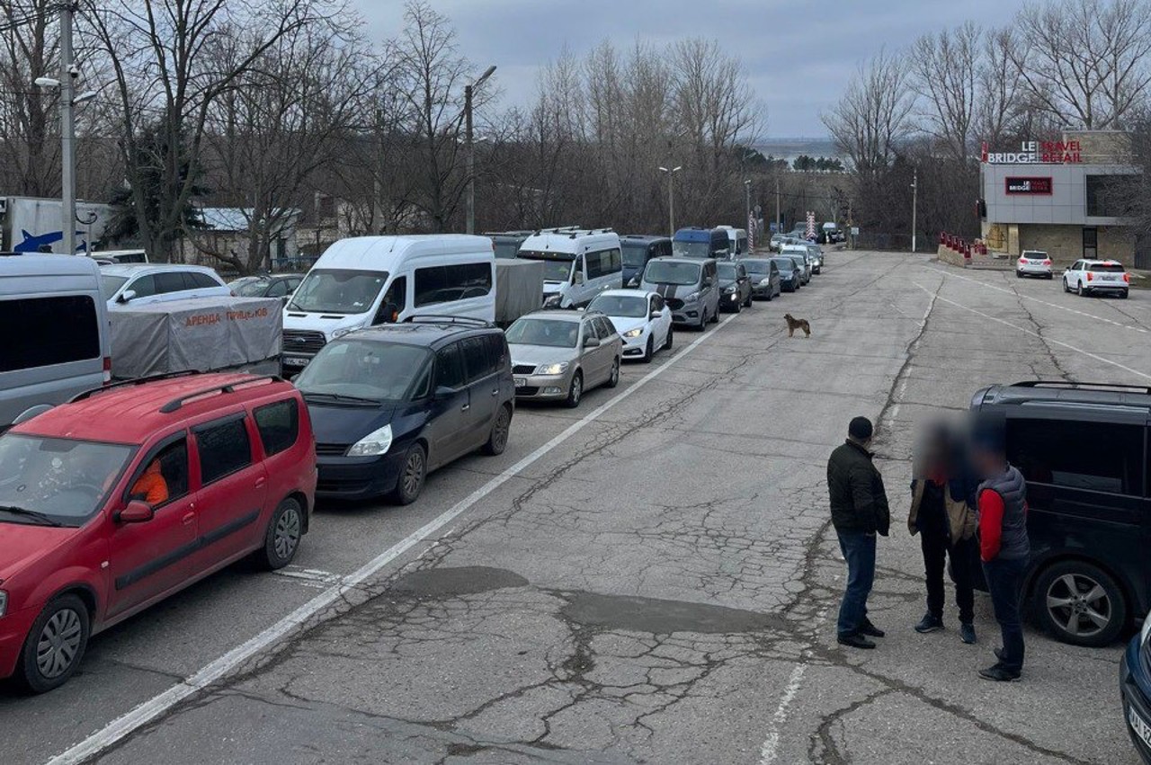 Heavy traffic at the Costești-Stînca border crossing on the way into the Republic of Moldova