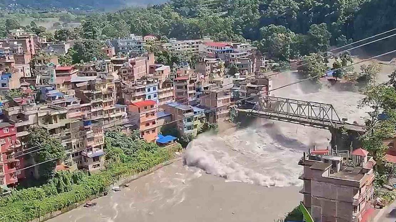 Peste 270 de morți și 1.300 de dispăruți după inundațiile de la frontiera Nepal-China. Avertismentul Ambasadei R. Moldova în China