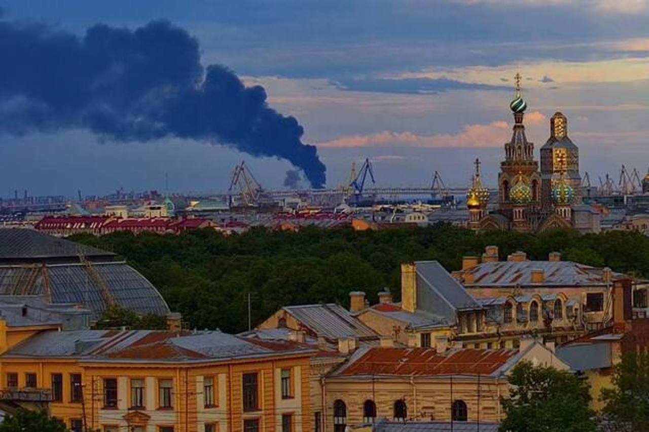 Пожар на нефтяном терминале и сбои в аэропорту: Петербург подвергся атаке БПЛА