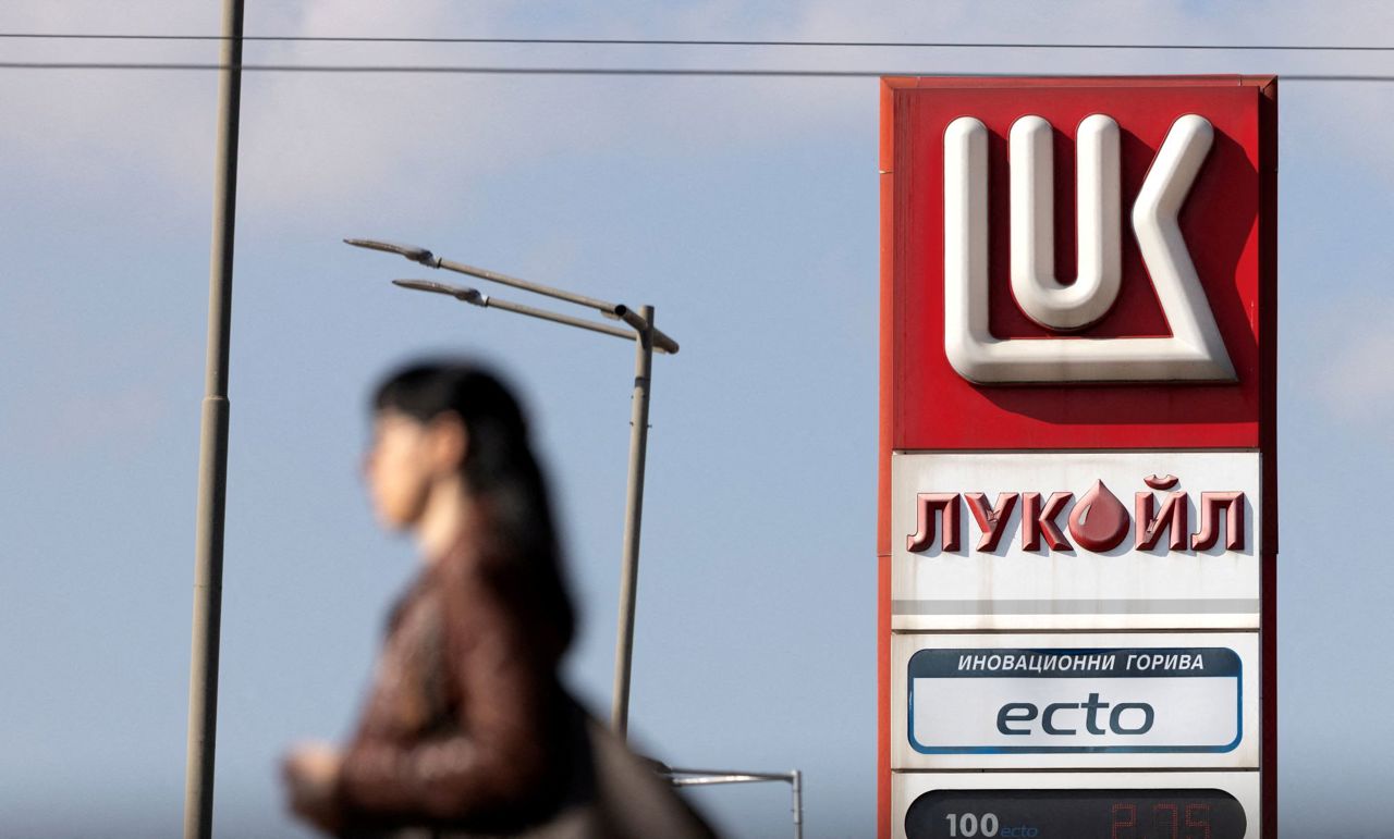 Lukoil primește o gură de oxigen: SUA permit operarea benzinăriilor din străinătate până în aprilie 2026