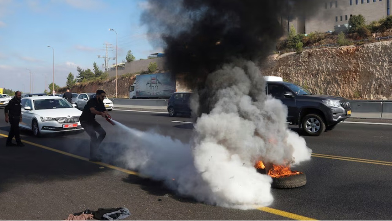 Israeli protesters urging Gaza deal block roads 