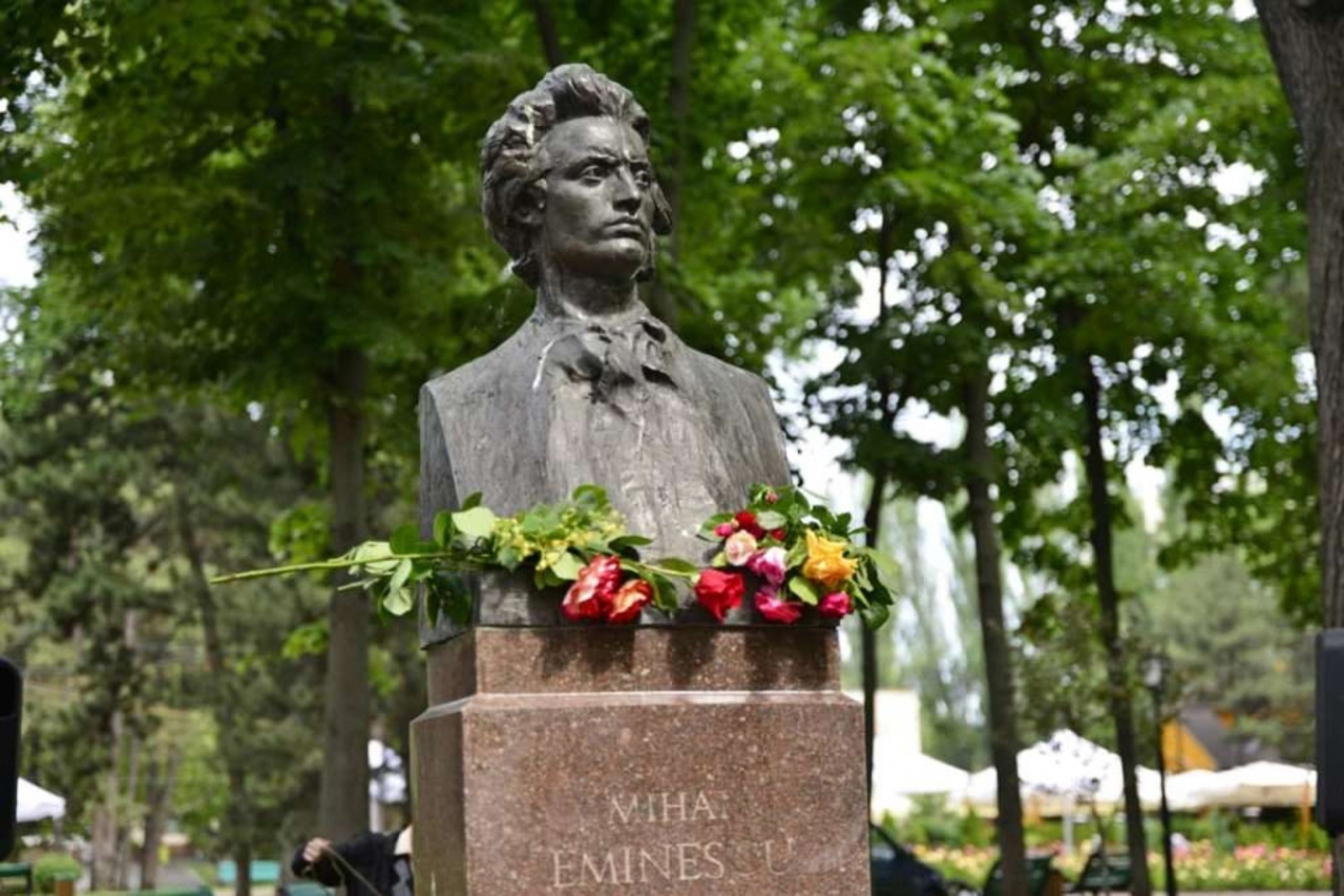 Mihai Eminescu, comemorat la 137 de ani de la trecerea în eternitate: „Temele sale au dat literaturii române o profunzime rară” 