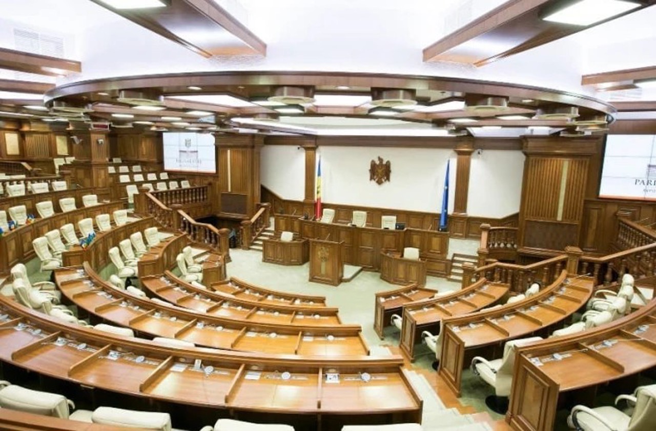 ELECTORALA 2025 // Zece spitale regionale, 50.000 de locuri de muncă și centre comunitare pentru seniori: ofertele sociale ale concurenților de la parlamentare (Partea II)